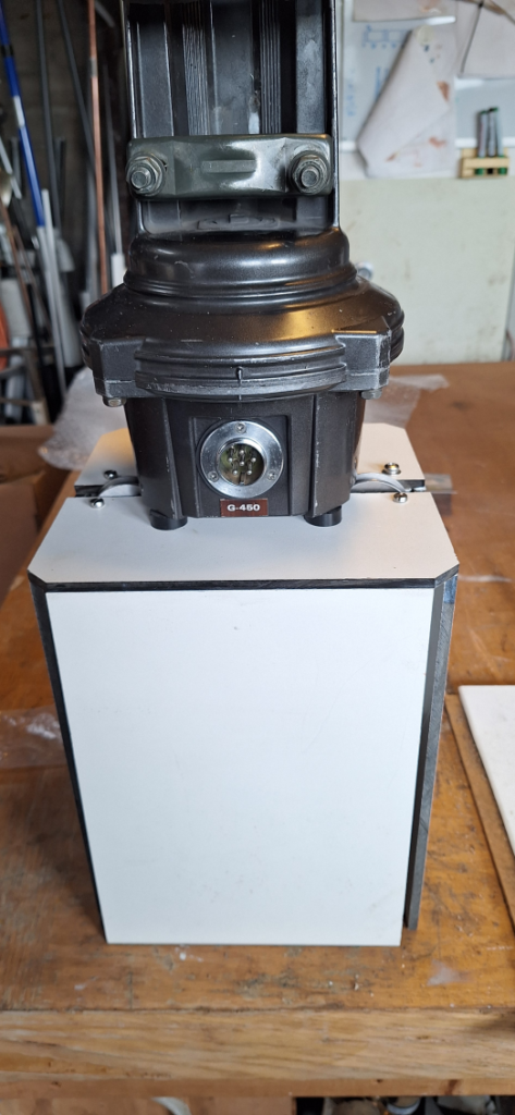 View of mounting box with two pulleys (left and right)